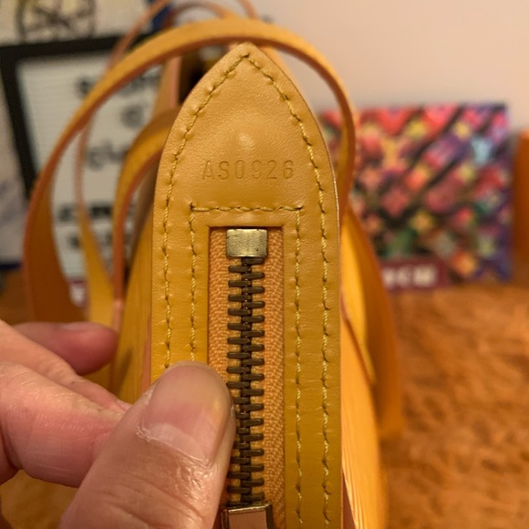 SOLD💯 Authentic LV St Jacques GM Yellow Epi leath - Picture 9 of 16